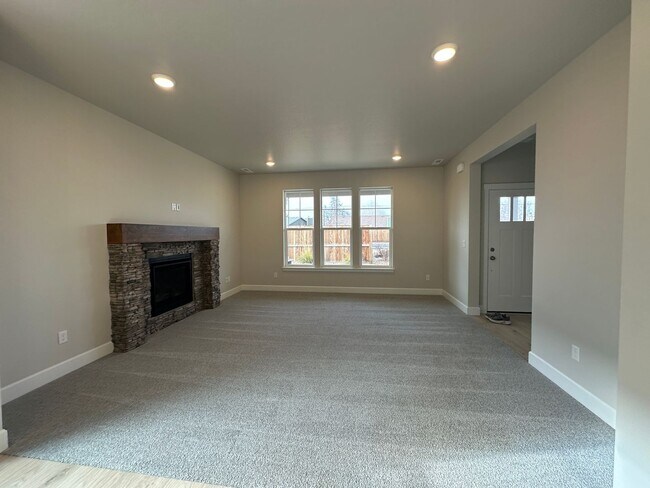 Foto del edificio - Brand New 3 Bedroom / 2.5 Bathroom Home in NW Redmond OR