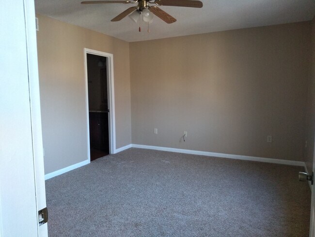 Bedrooms - 910 Northlake Dr