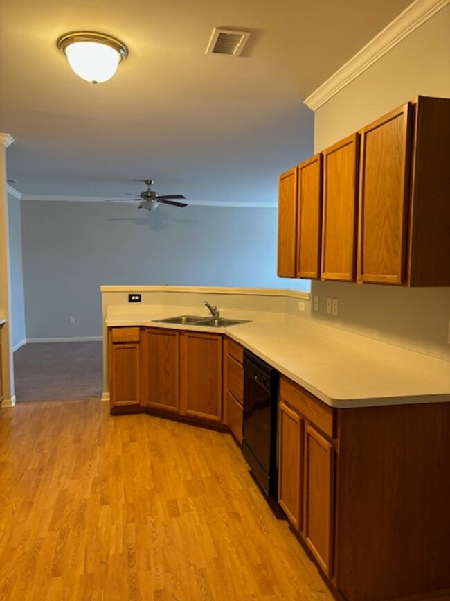 Building Photo - PRIME LOCATION, 2 BEDROOM / 2 & 1/2 BATH C...