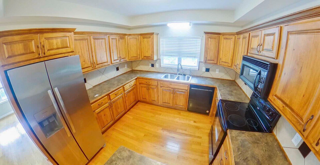 Foto principal - 3D Tour Available-HUGE Bedrooms + 2-Car Ga...