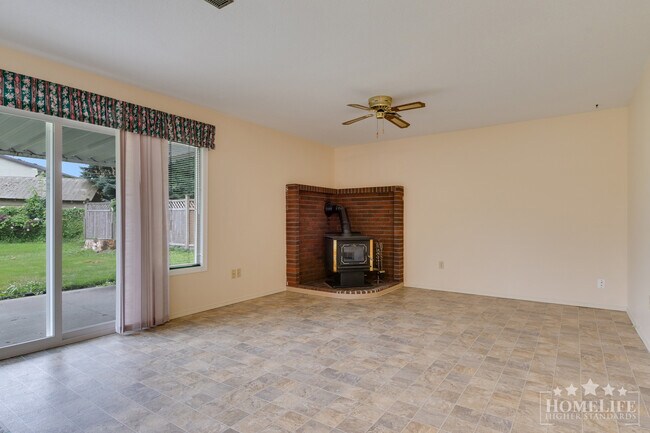 Building Photo - Spacious 3-Bedroom Family Home for Rent in...