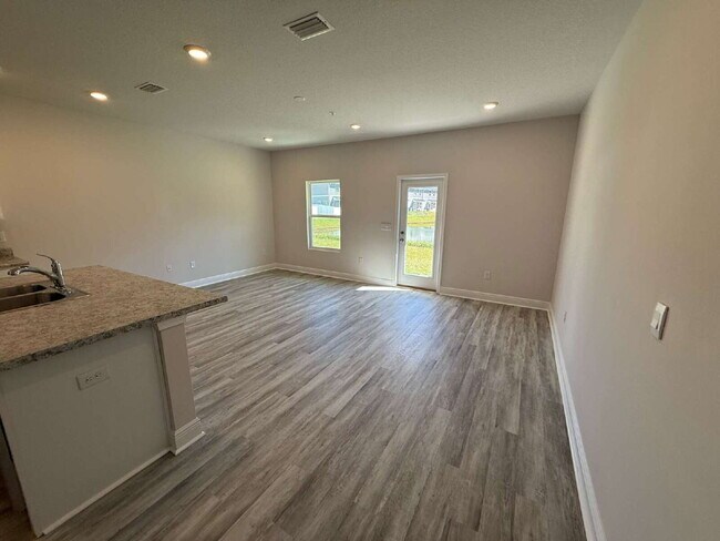 Building Photo - 710-E Giese Ln