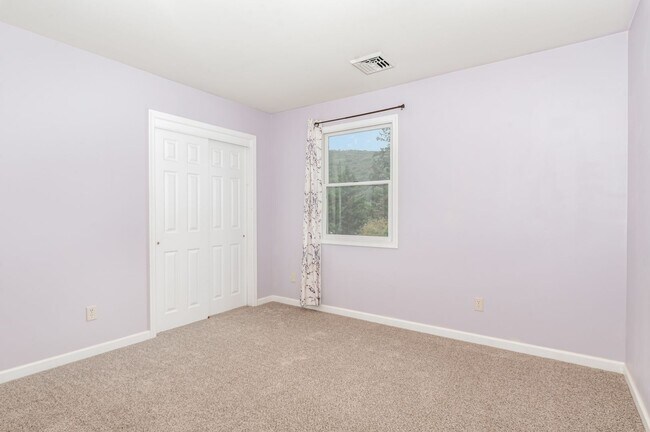 Foto del edificio - Spacious 3 bedroom Split level