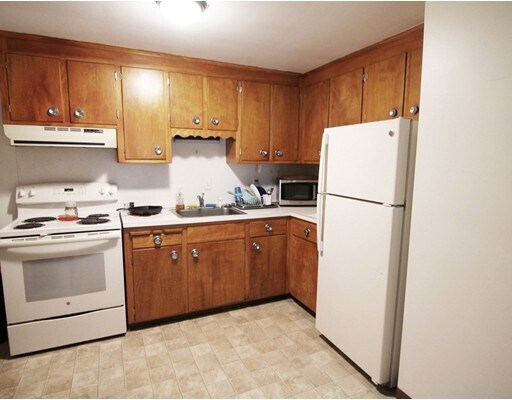 Building Photo - 33 Montvale Ave