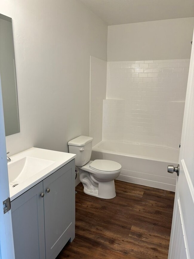 Building Photo - 2 bedroom 2.5 bath townhome
