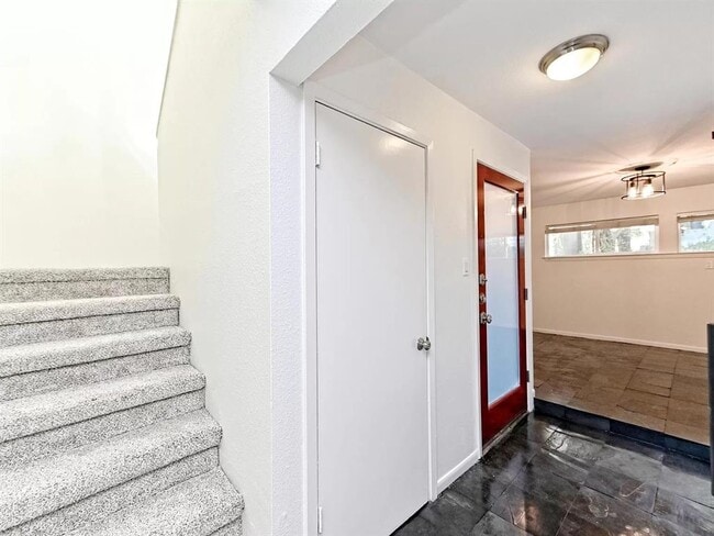 Building Photo - 6911 Thorncliffe Dr