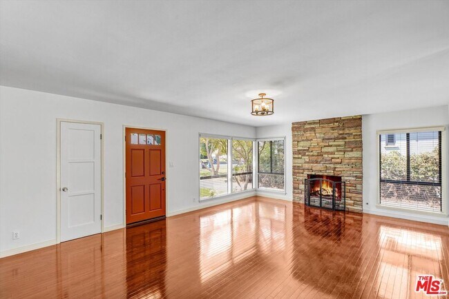 Foto del edificio - 520 N Beachwood Dr