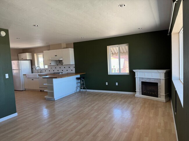 Building Photo - ALL UTILITIES INCLUDED Colorful & Eclectic 2 Bed / 1 Bath Home Near U of A