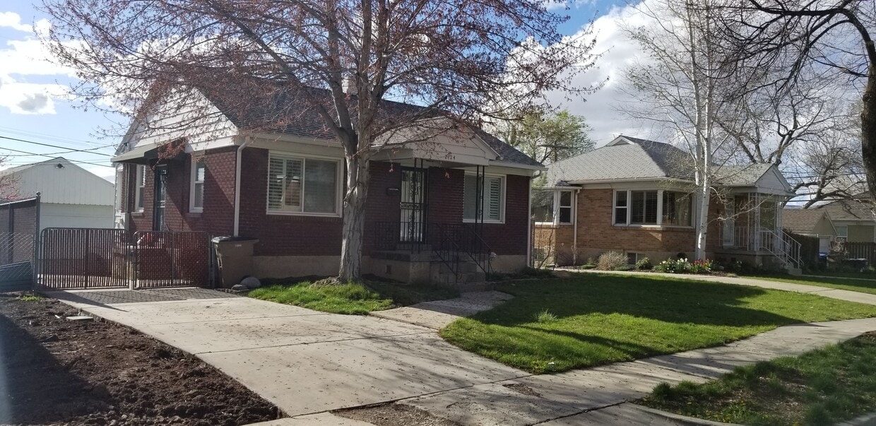 Building Photo - Brick Bungalow for Rent!