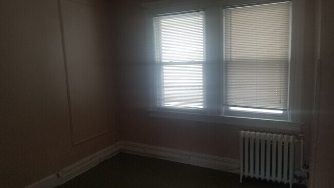 Room 2 - 107 Chauncey Ave