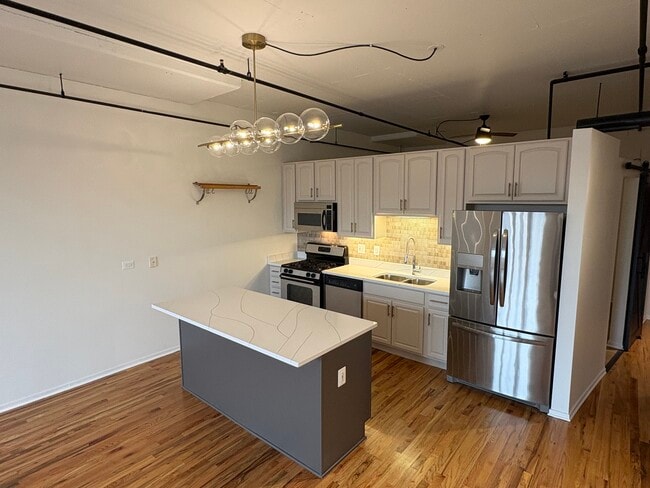 Building Photo - 6 S Laflin St