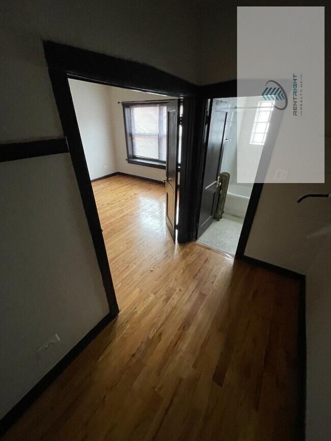 Foto del edificio - 4019 W Irving Park Rd