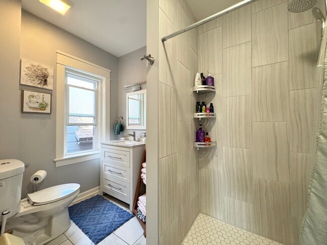Building Photo - 512 W 39th Terrace