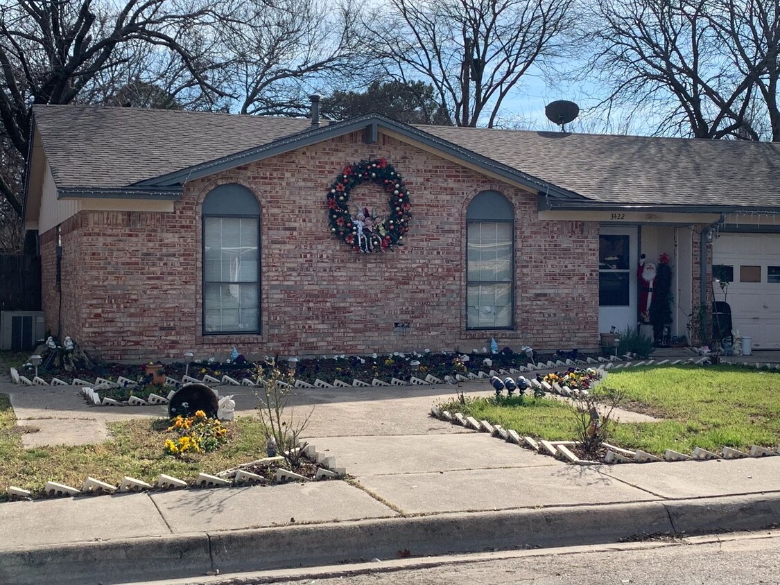 Primary Photo - 4 Bedroom/ 2 Bath home/ 2 Car Garage