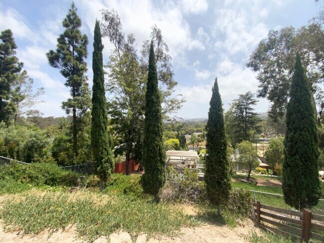 Foto del edificio - Large Private Yard with View- 1BD/BA ADU