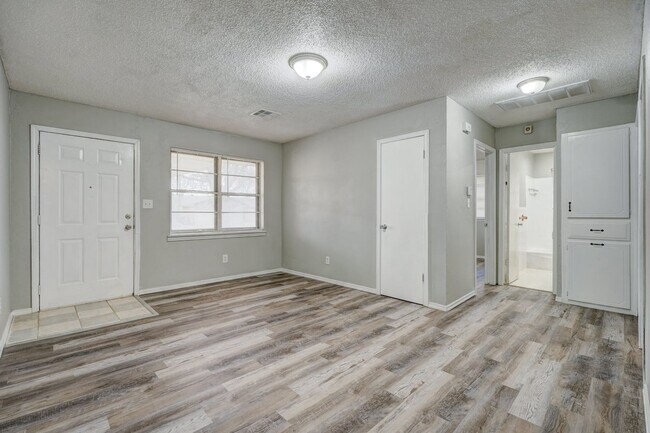 Foto del edificio - 3 bed 1 bath home in Mustang,OK