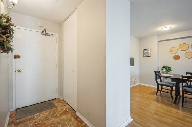 Building Photo - 555 W Cornelia Ave