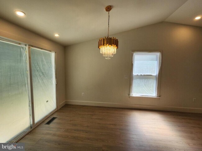 Building Photo - 814 Avis Dr