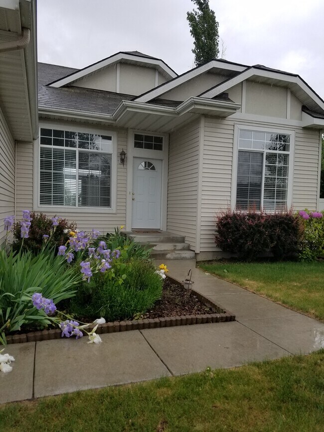 Building Photo - Lovely 3 bdrm 2 Ba Sunshine Meadows home f...