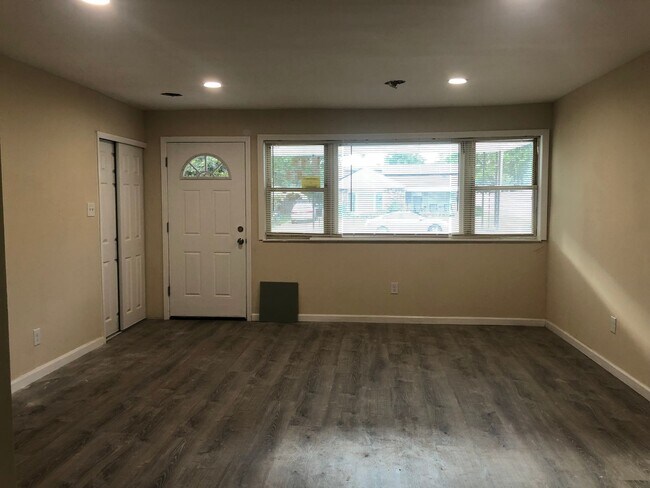 Foto del edificio - Recently Renovated 3 Bedroom Home! Very Spacious Living Area!! Master Bedroom with 1/2 Bath! Lots...
