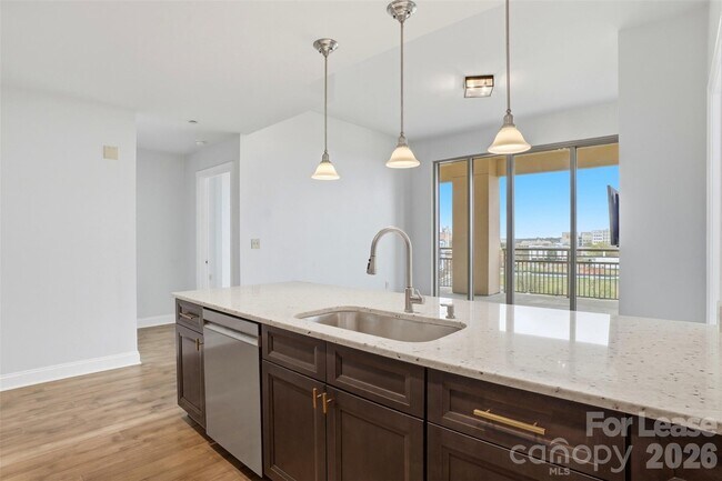 Foto del edificio - 701 Royal Ct