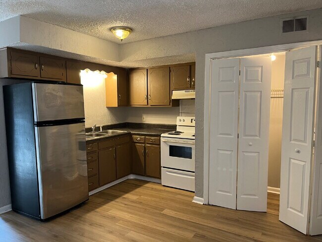 Foto del edificio - 2 Bedrooms 1 1/2 Baths Townhouse Minutes To Downtown Nashville, Tn ONE MONTH OF FREE RENT!