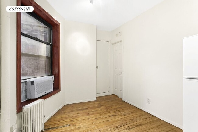 Foto del edificio - 242 E 10th St