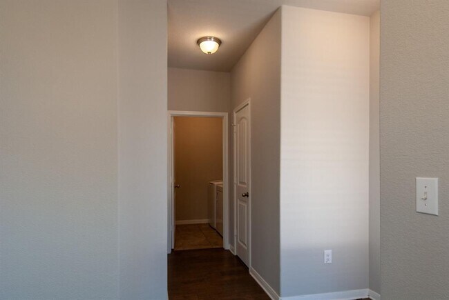 Foto del edificio - 830 Conroe Wy