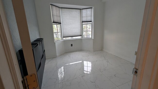 Building Photo - 721 SW 148th Ave