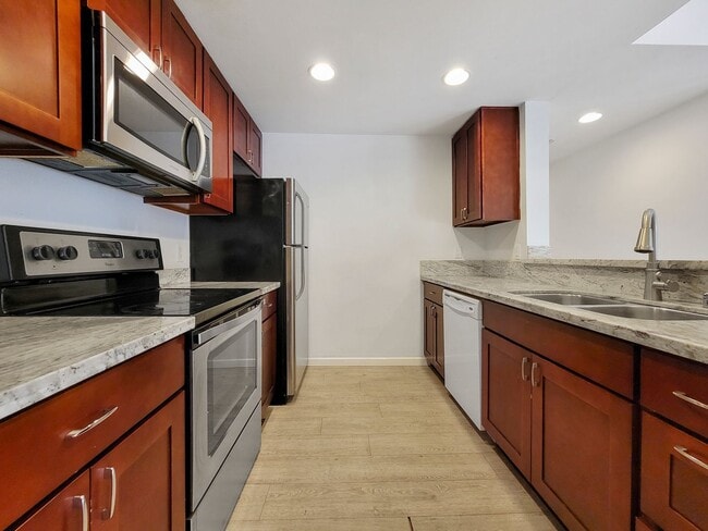 Building Photo - Renton Ridge top unit is available. Great ...