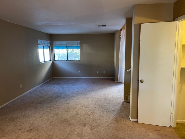 Building Photo - 4360 Woodpine Dr
