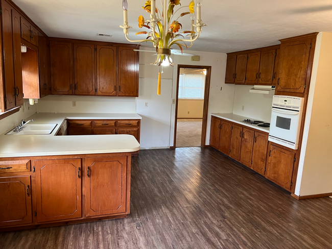 Building Photo - 2023 Cornell Dr
