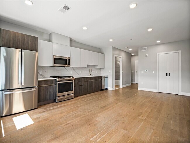 Building Photo - 9 Central St