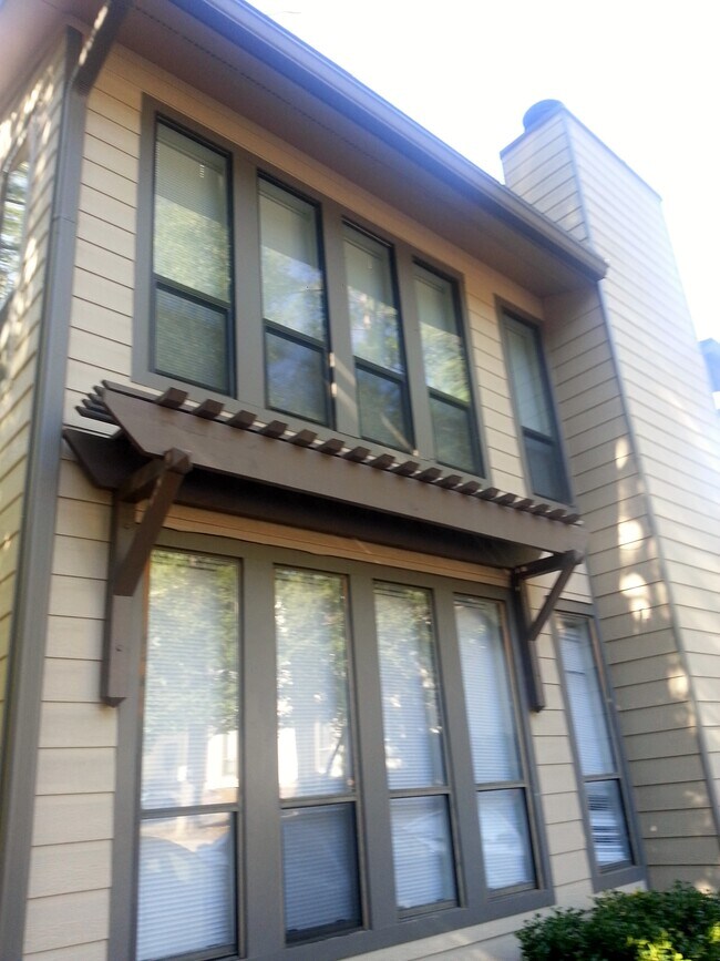 Building Photo - 9400 Roberts Dr