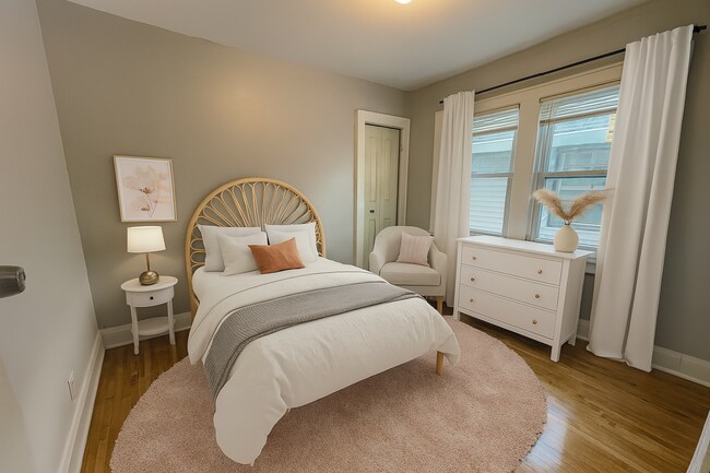 Building Photo - Huge 6 Bed with 2 Bonus Rooms for Den/Offi...