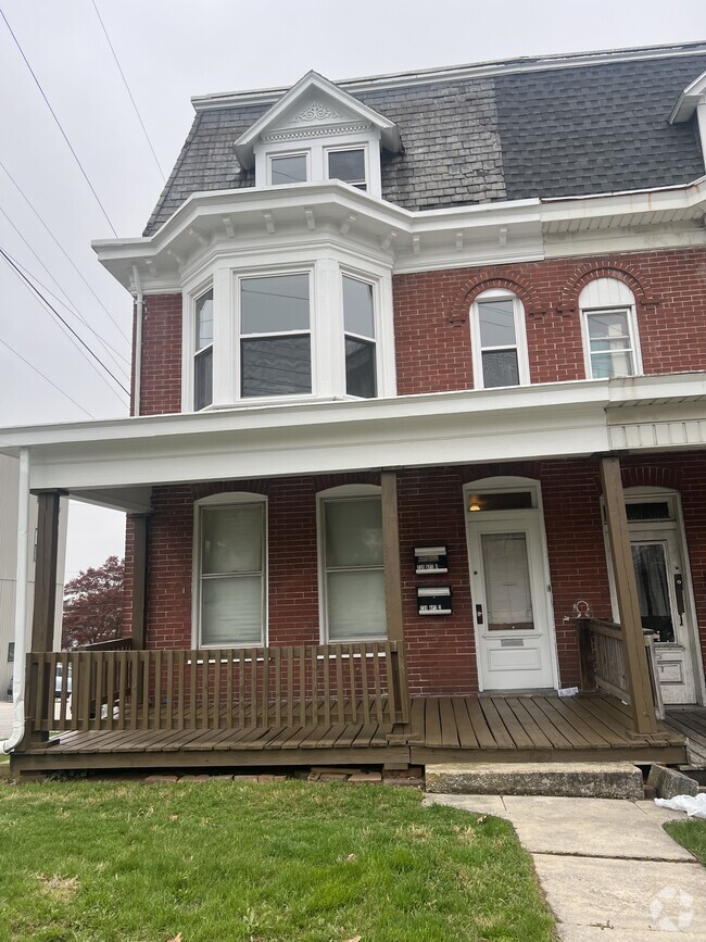 Building Photo - 739 N George St