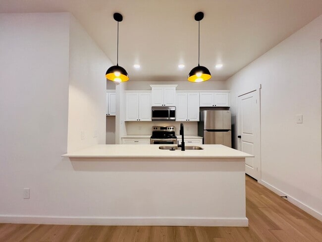 Foto del edificio - PRE-LEASING FOR A JULY MOVE-IN: Spacious 3-Bedroom Townhouse Near Texas Tech