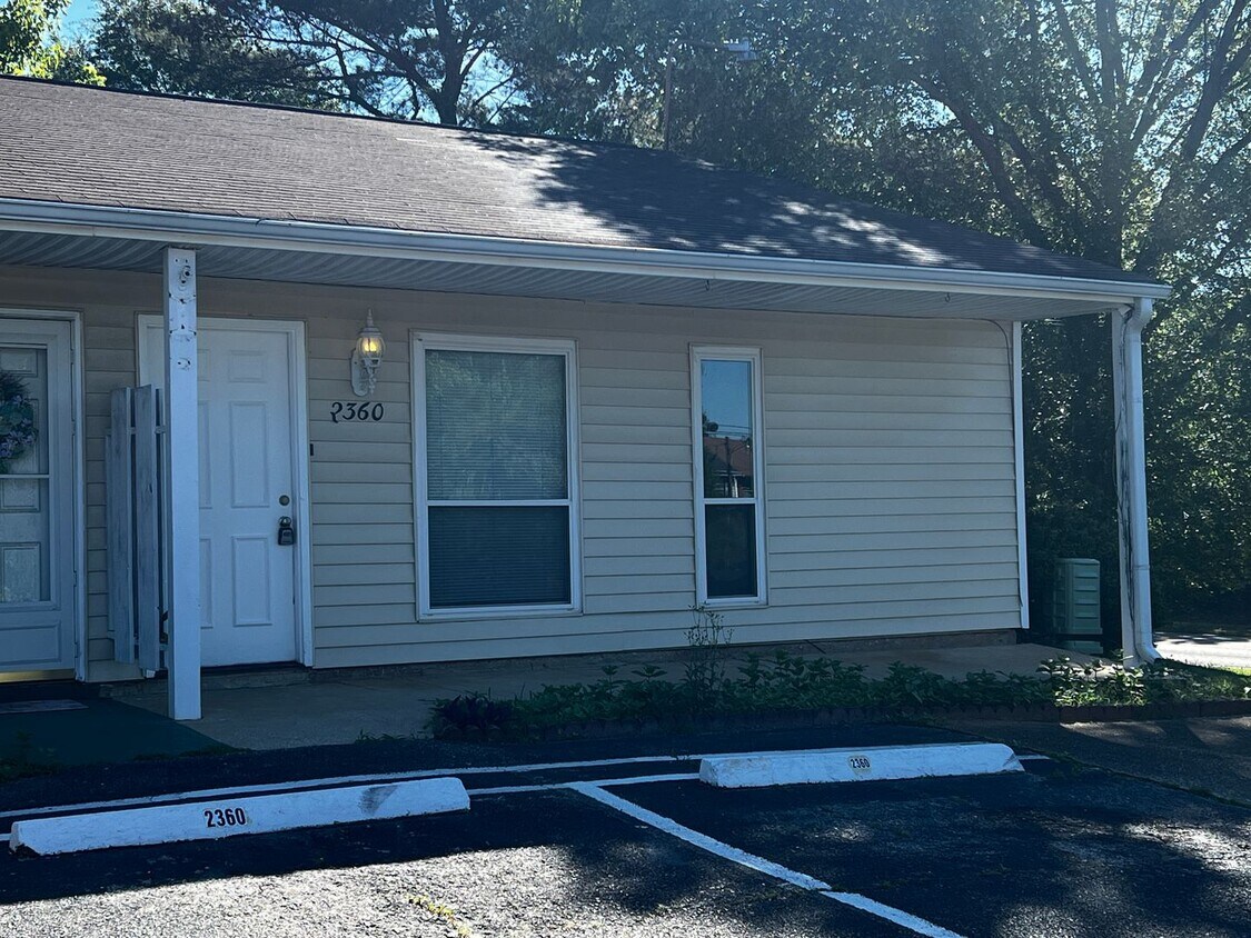 Primary Photo - One Level Condo- 2 BR / 1 Bath Grayson Valley