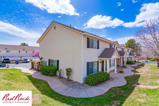 Building Photo - 2 Bedroom 2 Bathroom House Available