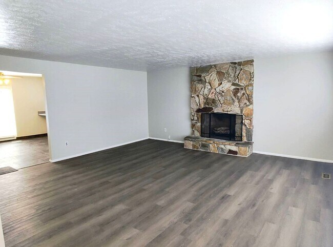 Foto del edificio - Remodeled 4 Bd 3 Ba Home in Cottonwood Hei...