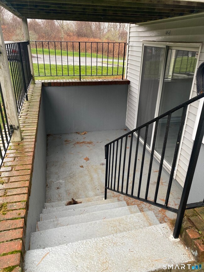 Building Photo - 925 Oronoke Rd