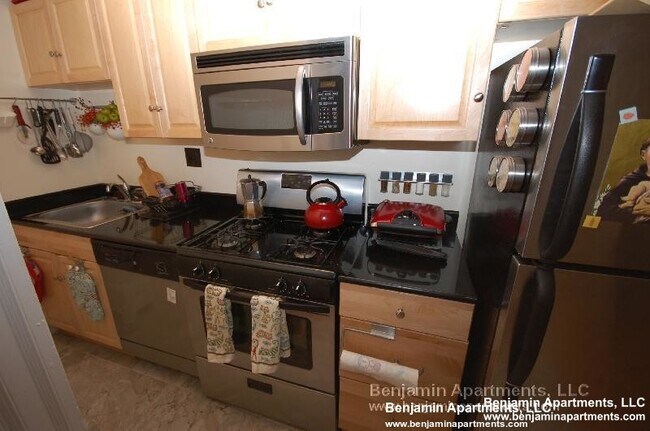 Building Photo - 1069 Beacon St