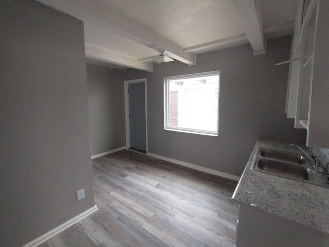 Building Photo - $575 - 1 bed 1 bath - Duplex located in th...