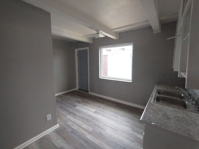 Building Photo - $695 -  2 bed 1 bath Duplex - Located in t...