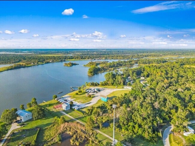 Foto del edificio - 1322 Clear Lake Rd