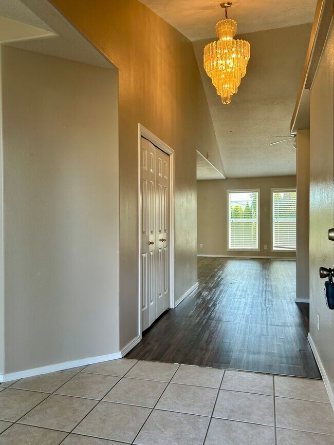 Building Photo - Single Level- Three Bedroom Home