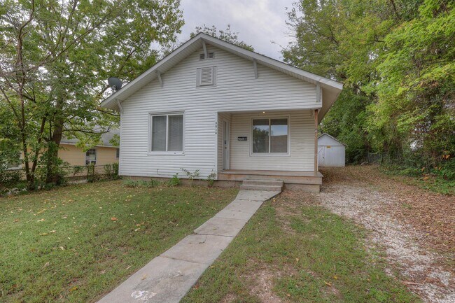 Building Photo - 3016 E 10th St