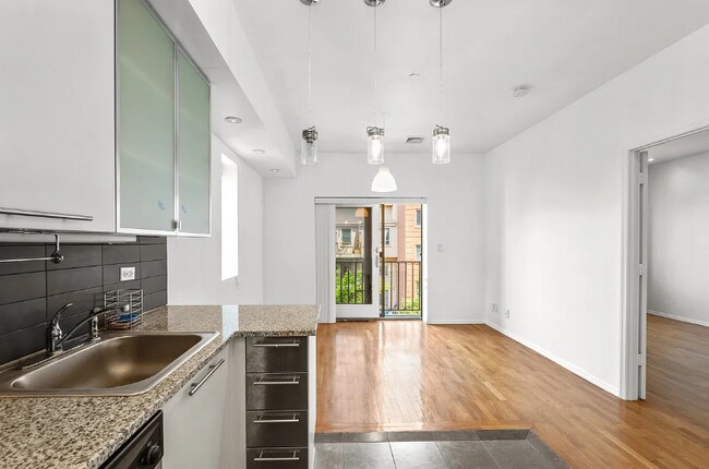 Foto del edificio - 357 W 15th St