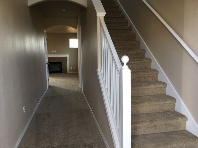 Foto del edificio - PETS CONSIDERED!! 1743 Sq Ft, 3 Bdrm, 2.5 ...