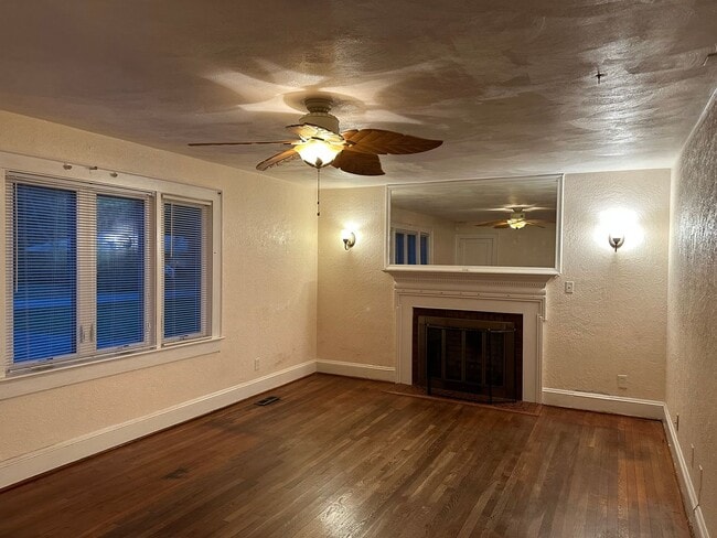 Building Photo - 2 Bedroom Downstairs Duplex in Norfolk